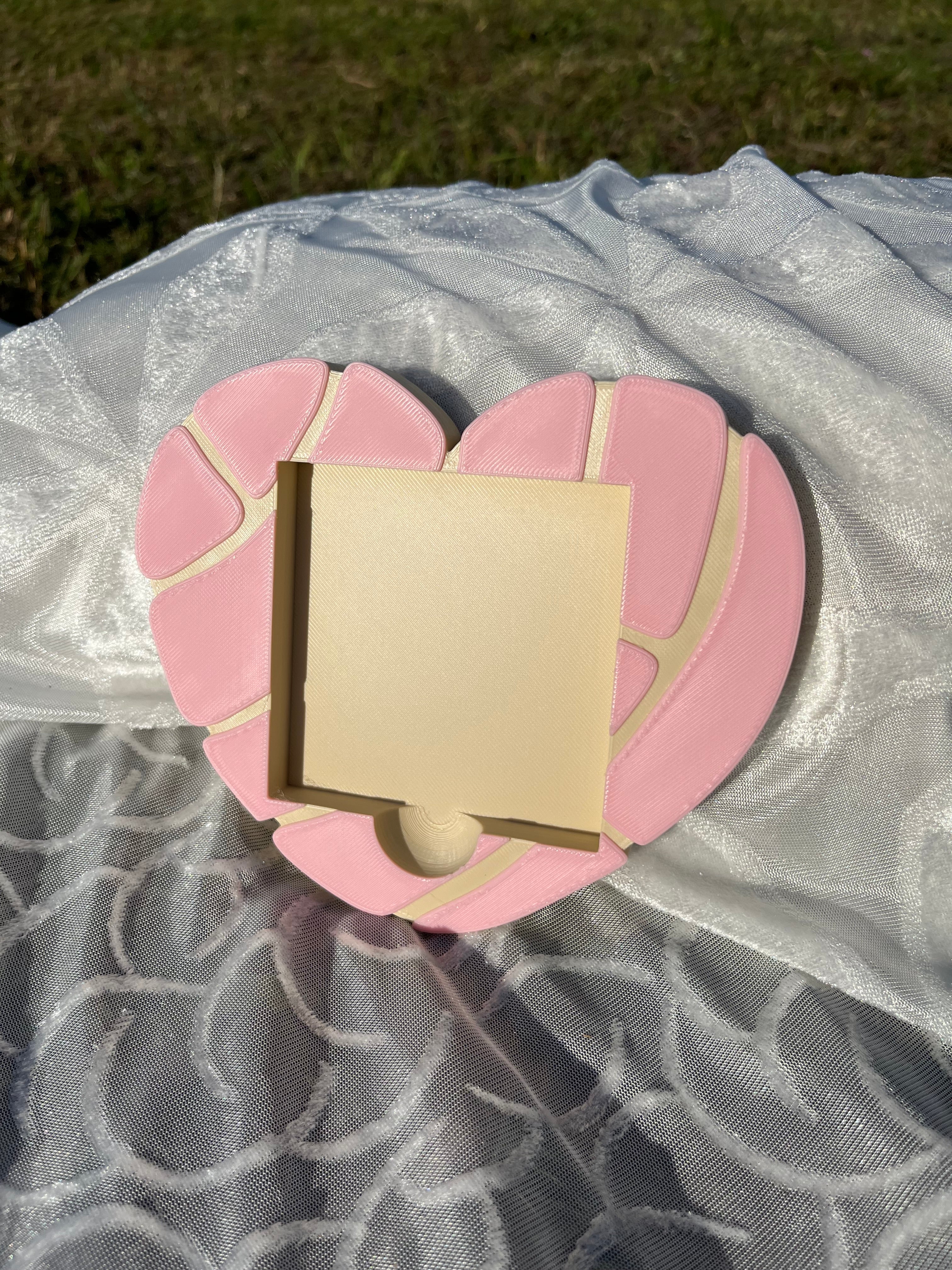 Concha Heart Sticky Notes Holder